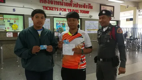 ชาวหาดใหญ่ นำบัตรสวัสดิการแห่งรัฐมารูดขึ้นรถไฟชั้น 3 แทนนั่งฟรี