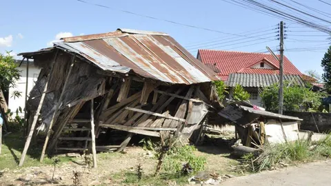 พบเฒ่าวัย 74 โดดเดี่ยวในบ้านผุพัง ถูกหลงลืมอยู่ท่ามกลางความเจริญ