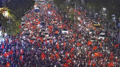 แฟนบอลเวียดนามนับหมื่นฉลองเต็มเหนี่ยว หลังเข้าชิงบอลยู-23 เอเชีย