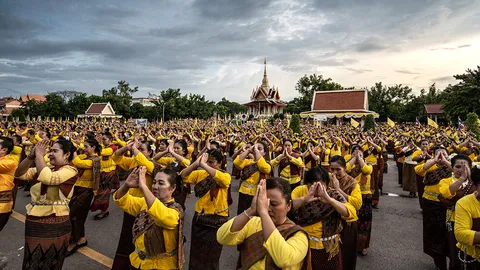 ชาวหนองคายกว่า 2 หมื่นคน รำบรมราชาภิเษกมหากษัตรา บูชาศาลหลักเมือง