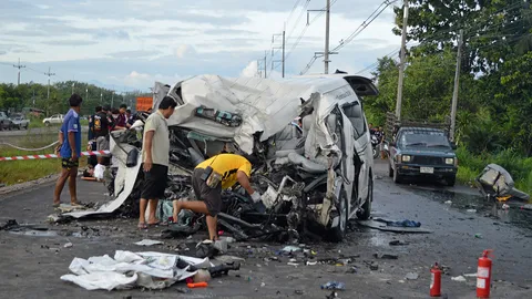 "รถตู้" ชนพ่วง! สังเวย 11 ศพ เป็นแรงงาน "ชาวลาว" (คลิป)