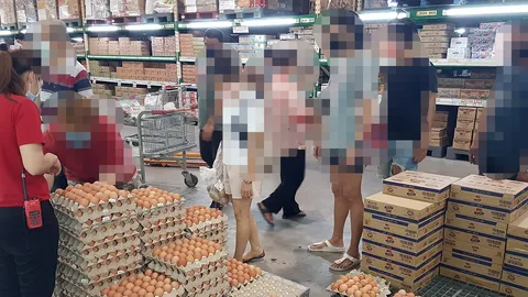 คนกรุงแห่ซื้อไข่ไก่ตุน ช่วงอยู่บ้านหยุดโควิด-19 ทำของขาดตลาด แถมแพงขึ้น