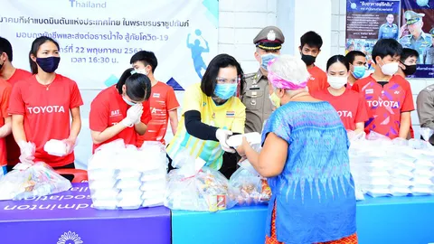 คุณหญิงปัทมานำนักแบดฯ ทีมชาติไทย แจกอาหาร-ถุงยังชีพ