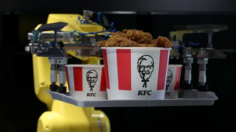 KFC ในกรุงมอสโกสุดล้ำ โชว์ใช้หุ่นยนต์เป็นพนักงานเสิร์ฟอาหาร