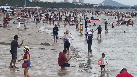 นักท่องเที่ยวแน่น "หาดบางแสน" รับช่วงวันหยุดยาว รถติดนานนับชั่วโมง