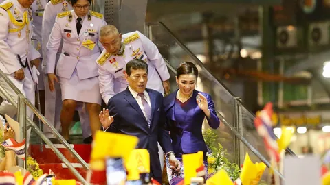 ปีติ "ในหลวง และพระราชินี" ทรงมีพระราชปฏิสันถารกับพสกนิกรที่มาเฝ้าฯ รับเสด็จ