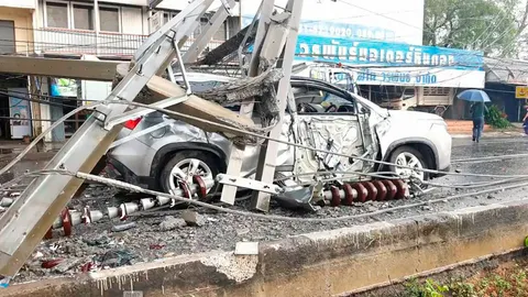 พายุฤดูร้อนถล่มหินกอง พัดป้ายโฆษณาหัก เสาไฟฟ้าล้ม 18 ต้น รถพัง 8 คัน