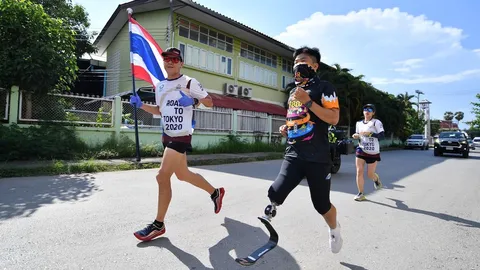 "ชาวบ้านผู้พิการ" ร่วมส่งแรงใจให้ "นักวิ่งส่งธงชาติไทย" วันที่ 36 