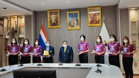 ประธานโอลิมปิคไทย มอบโล่ เหรียญที่ระลึก ยอดนักตบลูกยางสาวไทย อำลาทีมชาติ