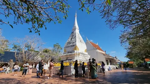 นักท่องเที่ยวไปกราบพระธาตุศรีสองรัก และพระธาตุดอยกองมู ในวันขึ้นปีใหม่ (คลิป)