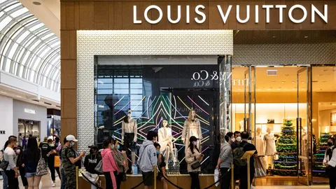 แบรนด์หรู หลุยส์ วิตตอง (Louis Vuitton) ไม่ตกเทรนด์ ขึ้นราคาทั่วโลก