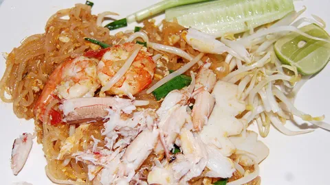 ผัดไทยชายคลองระยอง หมูผัดน้ำพริกกะปิทีเด็ด