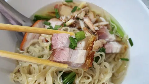 บะหมี่สมพงษ์ สะพานใหม่ (เจ้าเก่า) 63 ปี...ตำนานบะหมี่ไข่ทำเอง