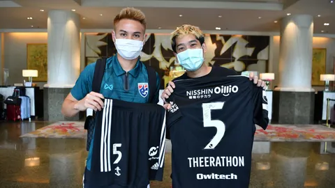 "ธีราทร" มอบเสื้อพร้อมของแถมให้ผู้ชนะประมูล-นำเงินก้อนโตให้อดีตทีมชาติไทยผ่าตัด