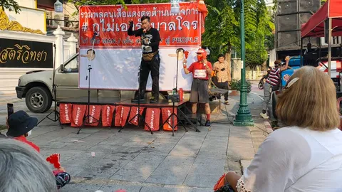 "ลุงศักดิ์" โผล่ เวทีม็อบเสื้อแดง ซัด "ประยุทธ์" แค่จิ๊กโก๋บ้านนอก 