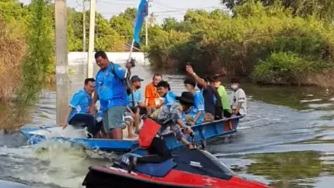 มิติใหม่ อ่างทอง-สมุทรสงคราม ใจสู้ นั่งเรือแข่ง-ดูบอลไทยลีกฝ่านํ้าท่วมสูง (คลิป)