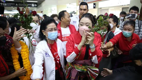 แน่นสนามบินอุดรฯ แห่รับ "แพทองธาร" นำ พท.ปราศรัยใหญ่ เปิดตัวผู้สมัครฯ