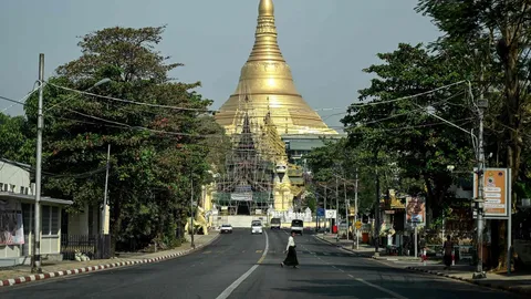 ชาวพม่าพร้อมใจ ‘ประท้วงเงียบ‘ ต่อต้านรัฐประหาร ยึดอำนาจครบ 2 ปี