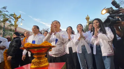 “ลุงป้อม” เอาฤกษ์เอาชัยไหว้ศาลหลักเมืองกาญจน์ โดนชาวบ้านขโมยหอมแก้ม