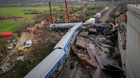 นาทีสะพรึง รถไฟชนกันในกรีซ ลูกไฟใหญ่พวยพุ่ง ตายอย่างน้อย 43 ศพ