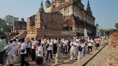 ประชาชนชาวอยุธยา ร่วมพิธีเวียนเทียนเนื่องในวันมาฆบูชาที่วัดใหญ่ชัยมงคล