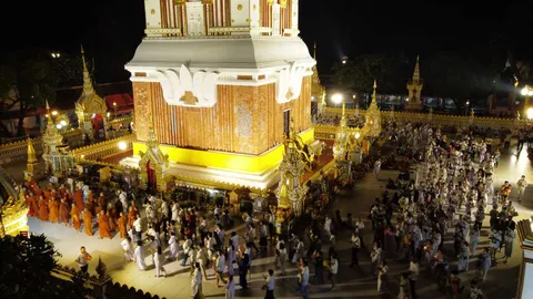 ชาวพุทธแห่ร่วมเวียนเทียนบูชาพระอุรังคธาตุ ในวันมาฆบูชารอบองค์พระธาตุพนม