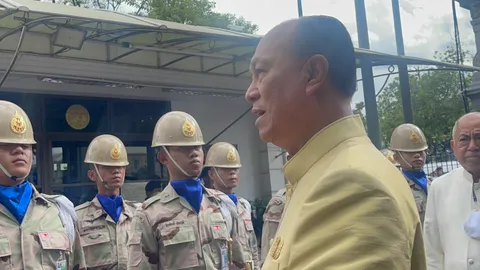 “อนุพงษ์” อำลาตำแหน่ง รัฐมนตรีว่าการมหาดไทย สุดอบอุ่น ข้าราชการแห่มอบดอกไม้ 