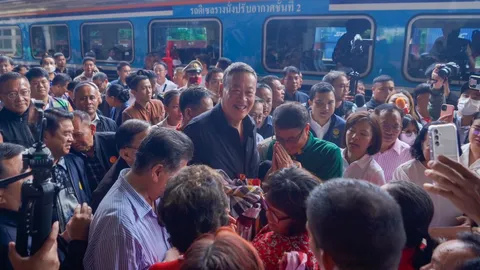 “เศรษฐา” นั่งรถไฟไปหนองคาย ชาวบ้านแห่รับตะโกนเรียก หวังชาวนาจะเป็นเศรษฐี