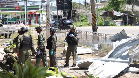 สรุปเหตุป่วนบึม "ตากใบ-โกลก" จนท.ตรวจเข้ม 6 จุด เชื่อหวังปล้นร้านทอง (คลิป)