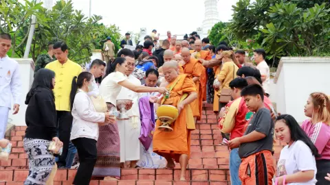 ชาวแม่ฮ่องสอนร่วมกันตักบาตรเทโว ที่วัดพระธาตุดอยกองมู รับงานบุญออกพรรษา