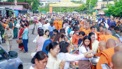 ชาวบุรีรัมย์ และนักท่องเที่ยว ร่วมตักบาตรเทโว พระสงฆ์ 99 รูป ที่เขากระโดง