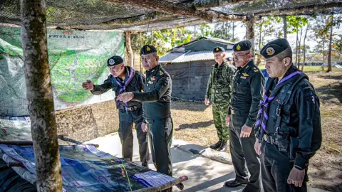 มทภ.2 เยี่ยมฐานชายแดนภูโคกใหญ่ ขอบคุณทหารพร้อมมอบสิ่งของและบำรุงขวัญ