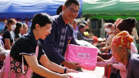 เมืองไทยประกันชีวิต ขานรับการลดขยะขวดพลาสติก ผลิตผ้าห่มอัปไซคลิงคลายหนาว