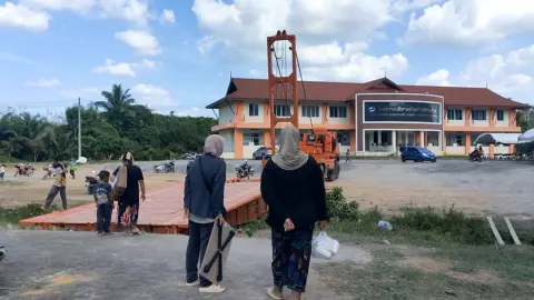 หวิดสลด ในงานวันเด็กที่สตูล รถสะพานโชว์ยกสูงสลิงขาดเด็กร่วงพื้นระนาวเจ็บ 45 คน