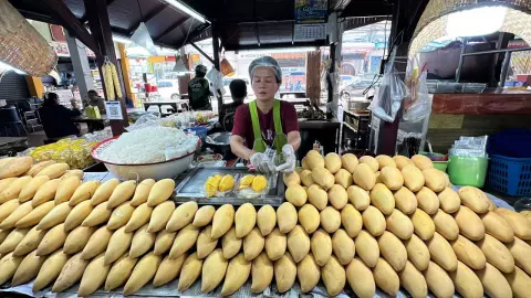 ข้าวเหนียวมะม่วงขอนแก่นขายไม่ดี แม่ค้าเผยปีนี้ลูกค้าเงียบ คาด ศก.แย่ ข้าวของแพง