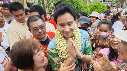 "พิธา" ร่วมงาน "สงกรานต์ลำพูน" ถึงกับเขิน รุ่นใหญ่ ชม "หล่อแต๊ หล่อว่า" (คลิป)