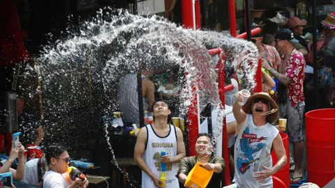 บรรยากาศเล่นน้ำสงกรานต์ 2567 ถนนข้าวสารคึกคัก ท่ามกลางสภาพอากาศร้อนจัด