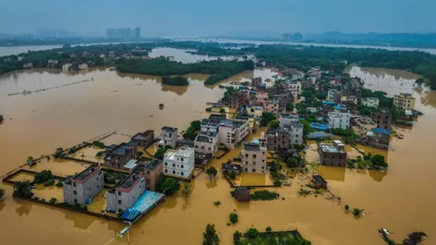 จีนเตือนพายุฝนระดับสูงสุด หลังกวางตุ้งน้ำท่วมหนัก-ฝนถล่มเซินเจิ้น