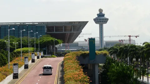 ด่วน สนามบินสิงคโปร์งานเข้าอีก รถบัสชนที่กั้นถนน ผดส.บาดเจ็บนับสิบคน