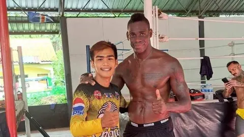 เกรียนโอ้มาแล้ว "บาโลเตลลี" โผล่ซ้อมมวยไทยที่จังหวัดภูเก็ต-ค่ายโพสต์ต้อนรับ