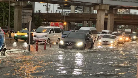 "แจ้งวัฒนะอ่วม" ฝนถล่มนานกว่า ชม. ถนนจมหลายจุด รถติดหนึบหลาย กม.