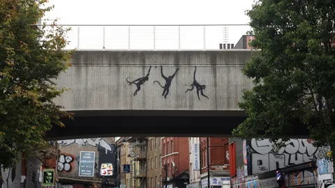 "Banksy" ปล่อยผลงานรัวๆ 3 ชิ้น ใน 3 วัน ล่าสุดเป็นภาพลิง 3 ตัว