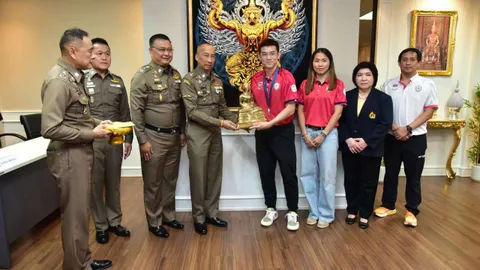 ผบ.ตร. ตบรางวัล "วิว-เมย์" 2 นักแบดฯ สร้างชื่อโอลิมปิก จ่อติดยศ ร.ต.ต.