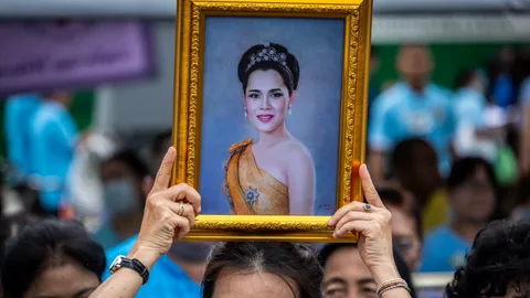 นายกฯ นำพสกนิกรจุดเทียนถวายพระพรชัยมงคล วันเฉลิมพระชนมพรรษา “พระพันปีหลวง”