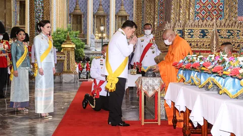 ในหลวงเสด็จ เฉลิมพระพันปีหลวง ทรงบําเพ็ญราชกุศลฯ นายกฯนําจุดเทียนชัย แซ่ซ้องทรงพระเจริญ