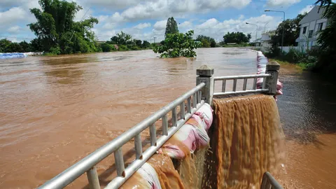 น้ำท่วมไม่หนักเท่าปี 54 พรุ่งนี้จับตาสุโขทัย ปริมาณน้ำสูงสุด เร่งระบาย