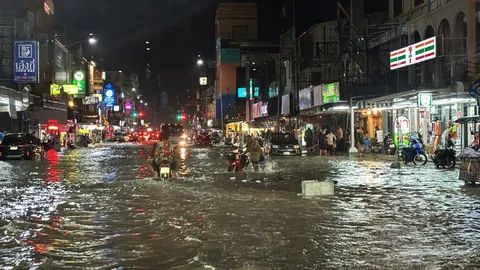 พัทยาอ่วม "ฝนตกหนัก" หลายชั่วโมง ทำน้ำท่วมขัง-คลื่นลมแรงซัดเรือเกยหาดเพียบ