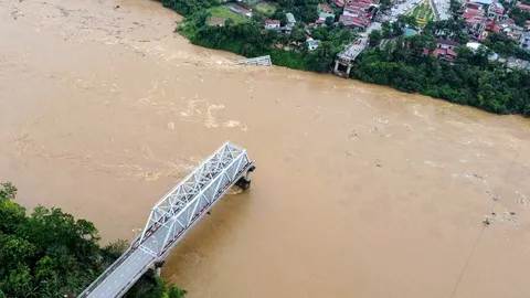 เหยื่อไต้ฝุ่นยางิในเวียดนามพุ่ง 59 ศพ สะพานถล่มรถตกแม่น้ำหาย 13 ราย