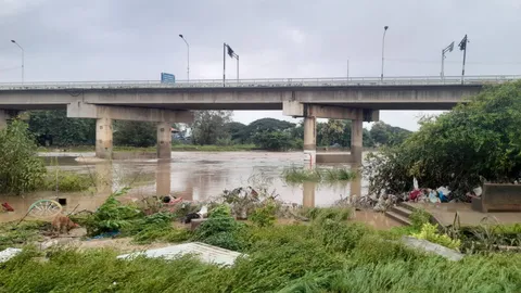 "น้ำท่วมแม่สอด" ล่าสุดระดับน้ำเริ่มลดลงแล้ว เร่งช่วยเหลือผู้ประสบภัยในพื้นที่