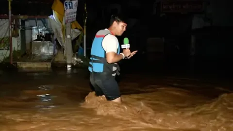 "แม่สาย" น้ำสูงบางจุด ยันไม่มีเขื่อนแตก "ชุมชนเกาะทราย" น้ำไหลแรง